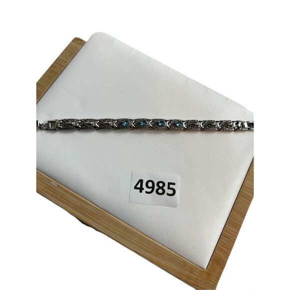 Silver linked bracket with blue tear drop crystal rhinestone accent - Picture 7 of 12